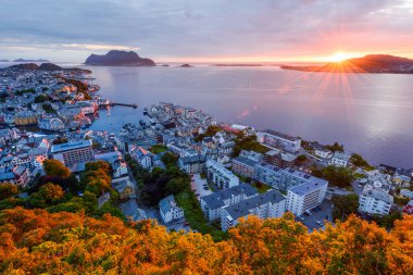 Alesund liman kasabasında renkli gün batımı