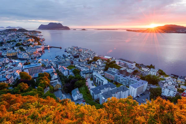 Barevný západ slunce v přístavním městě Alesund — Stock fotografie