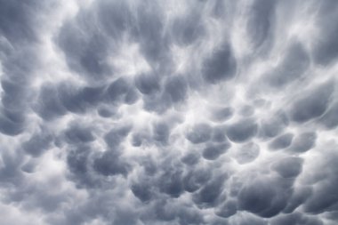 Tehditkar Mammatus bulutlarıyla fırtınalı gökyüzü