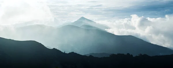 Panorama van schoonheid blauwe mistige bergen bereik — Stockfoto