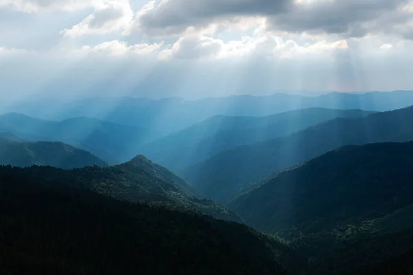 Montanhas montanhosas pitorescas que brilham pelos raios solares — Fotografia de Stock