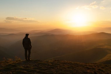 Uçurumun kenarında yalnız bir turist
