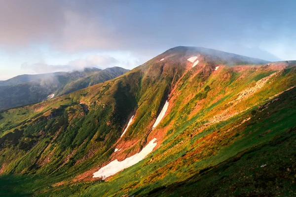 Panorama des Chornohirsky-Gebirges in den ukrainischen Karpaten — Stockfoto