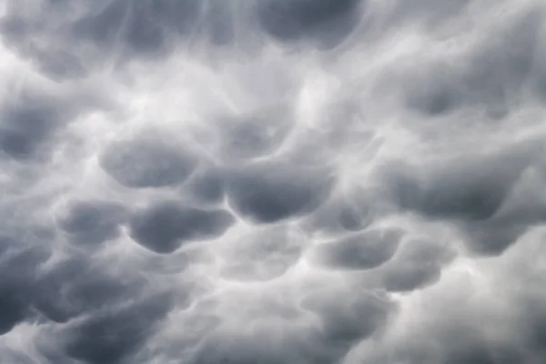 Stormig himmel med hotfulla mammatusmoln — Stockfoto