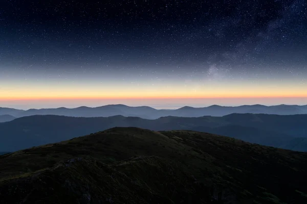 Hory na pozadí neuvěřitelné hvězdnaté oblohy — Stock fotografie