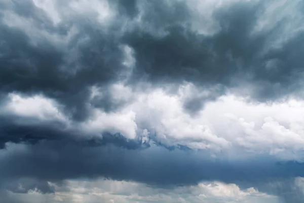 Dramatische Gewitterwolken mit Regen — Stockfoto