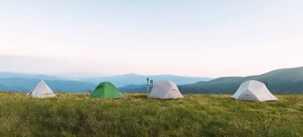 Tenda verde nelle montagne primaverili — Foto Stock