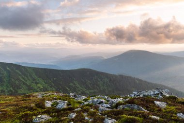Sonbahar dağlarında inanılmaz bir manzara