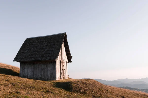 Γραφικό φθινόπωρο λιβάδι με ξύλινο σπίτι — Φωτογραφία Αρχείου
