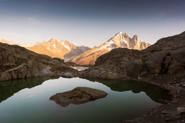 Kleurrijke zonsondergang op Lac Blanc meer in Frankrijk Alpen — Stockfoto