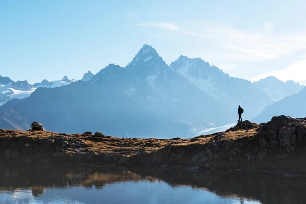 Increíble vista de las montañas de Monte Bianco gama con el turista en un primer plano — Foto de Stock