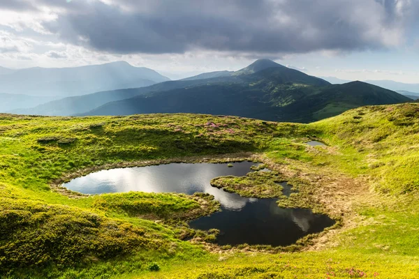 日出时分的山地湖 — 图库照片