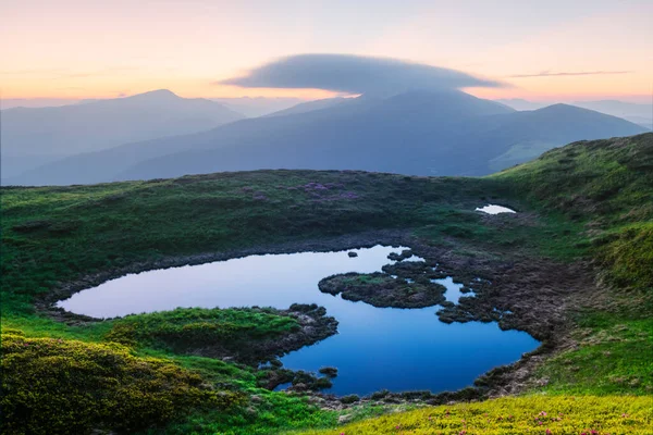 Lac de montagne à l'heure du lever du soleil — Photo