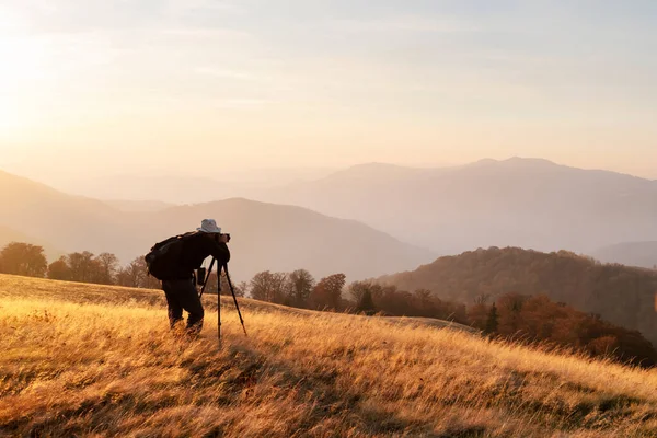Photographer taking photo of autumn landscape — Stock Photo, Image