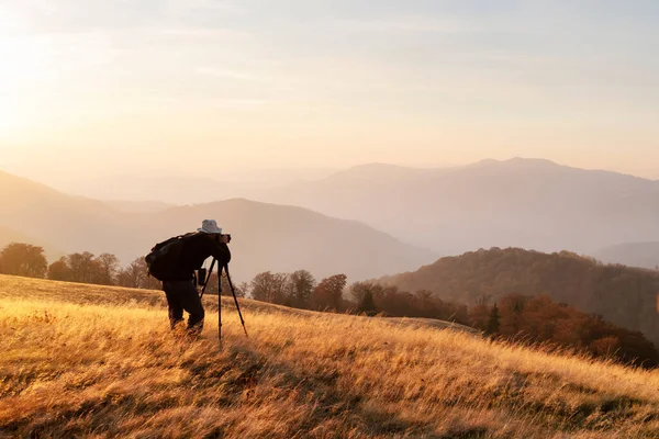 Fotograaf maakt foto van herfstlandschap — Stockfoto