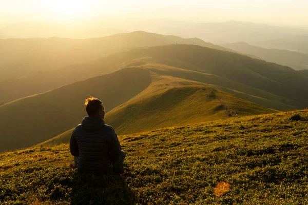 Turista solitario ai margini della collina di montagna — Foto Stock