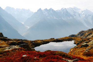 Fransa Alpleri 'ndeki Chesery Gölü' nde renkli gün batımı