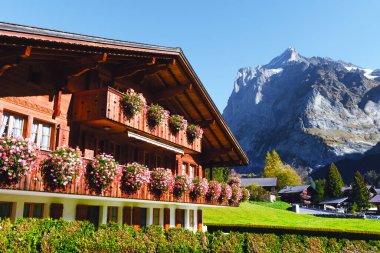 Grindelwald köyündeki resimli sonbahar manzarası