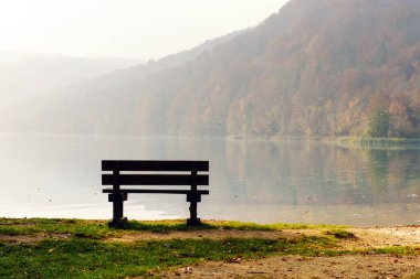 Plitvice Gölü 'nde sabah sisi