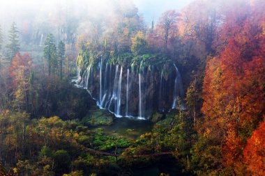 Plitvice göllerindeki inanılmaz sisli şelalenin hava manzarası