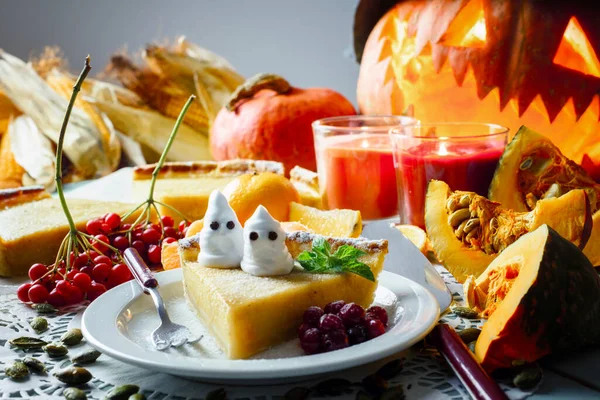 Delicious homemade pie for halloween — Stock Photo, Image