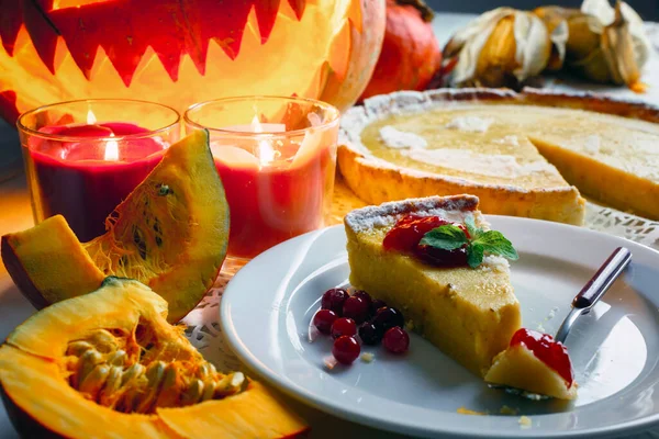 Leckere hausgemachte Torte zu Halloween — Stockfoto