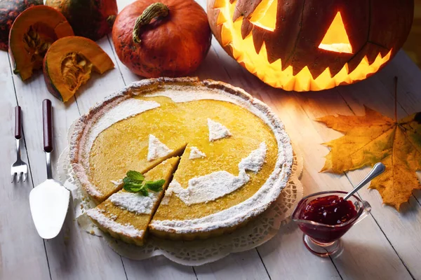 Leckere hausgemachte Torte zu Halloween — Stockfoto