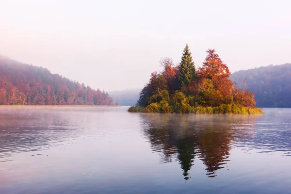 Nevoeiro da manhã na incrível ilha em lagos Plitvice — Fotografia de Stock