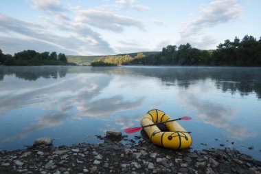 Kırmızı yüzgeçli sarı yük kamyonu.