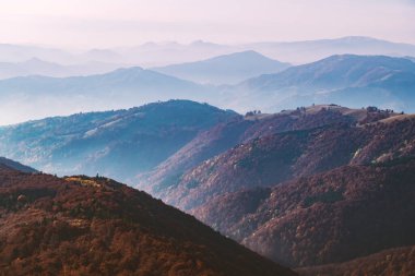 Gündoğumunda sonbahar dağları
