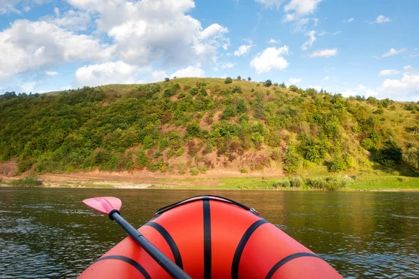 Barco de goma naranja packraft con mochila en un río — Foto de Stock