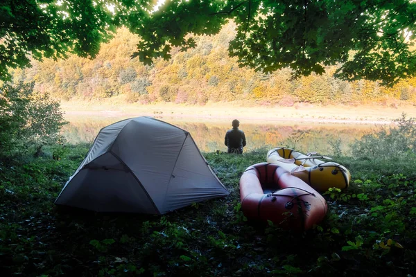 テントの近くの男と森のキャンプでの工芸品 — ストック写真