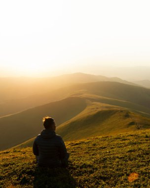 Dağın yamacında yalnız bir turist
