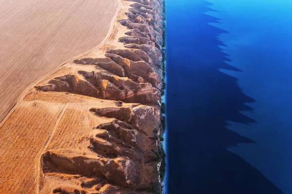 Côtes vallonnées uniques sur la côte de la mer Noire — Photo