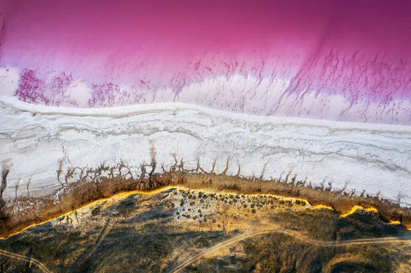 Vue abstraite de l'eau salée rose du lac provenant du drone — Photo