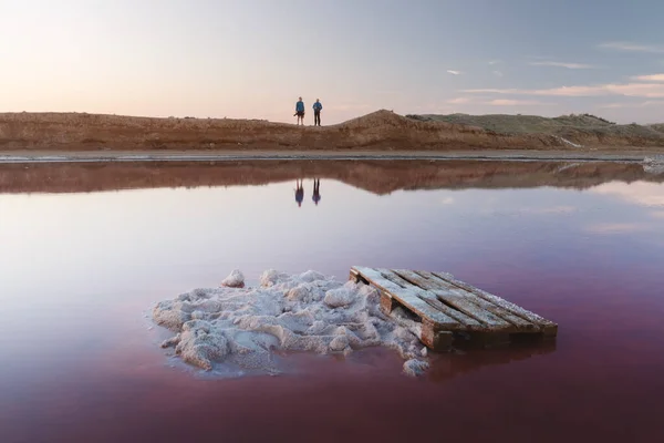 Salt crystals in pink water salt lake — Stock Photo, Image