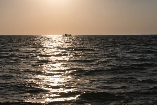 Navire de pêche solitaire chalutier bateau sur l'océan — Photo
