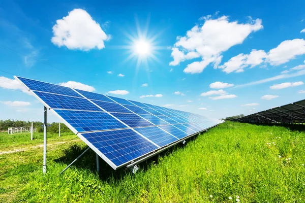 Panel solar sobre fondo azul del cielo — Foto de Stock