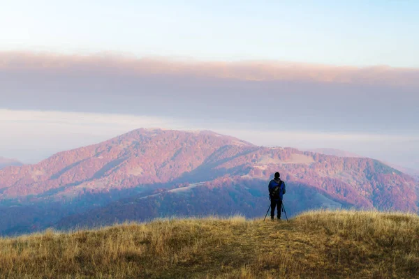 Fotograf fotografiert Herbstlandschaft — Stockfoto