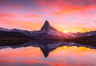 Stellisee Gölü 'ndeki Matterhorn zirvesi