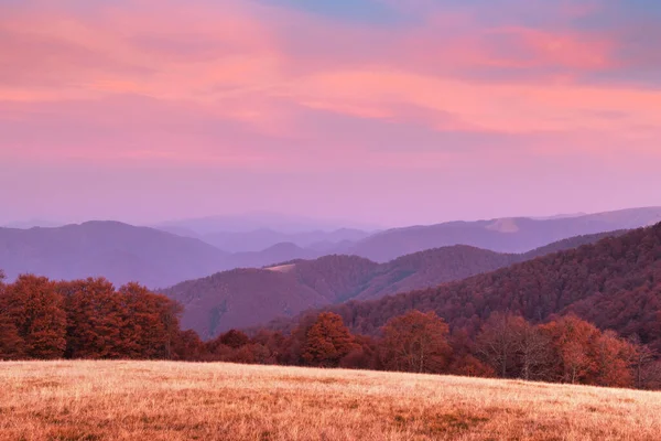 Gündoğumunda sonbahar dağları — Stok fotoğraf