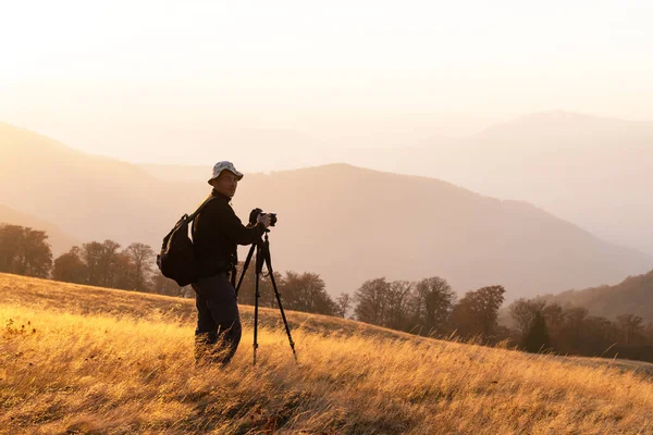 Fotograf robiący zdjęcia jesiennego krajobrazu — Zdjęcie stockowe