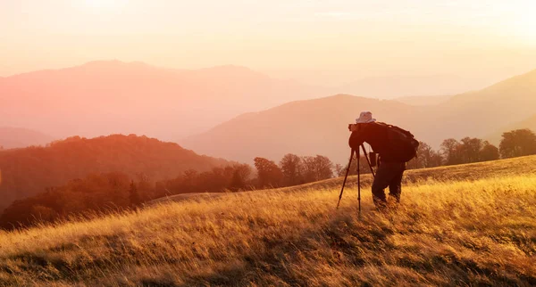 Fotoğrafçı, sonbahar manzarasının fotoğrafını çekiyor. — Stok fotoğraf