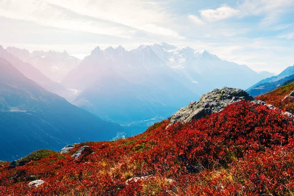 Vista incrível sobre Monte Bianco cordilheira com Monblan em segundo plano — Fotografia de Stock