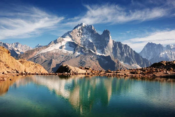 Dia ensolarado no lago Lac Blanc na França Alpes — Fotografia de Stock