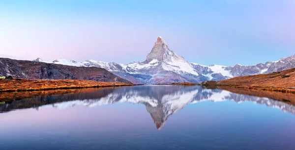 Pico de Matterhorn en el lago Stellisee —  Fotos de Stock