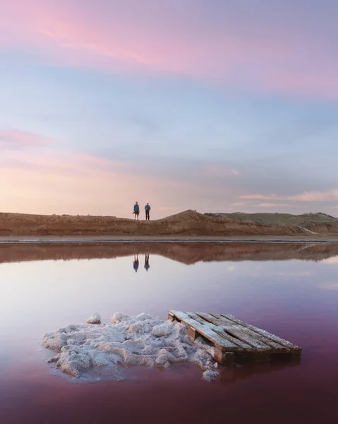 Cristaux de sel dans l'eau rose lac salé — Photo