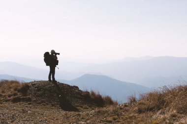 İnsan silueti sonbahar dağlarında