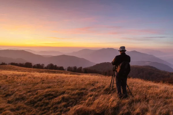 Photographer taking photo of autumn landscape — Stock Photo, Image