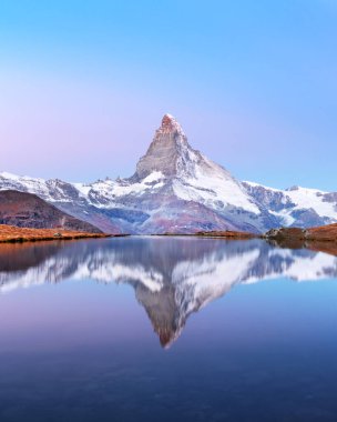 Stellisee Gölü 'ndeki Matterhorn zirvesi